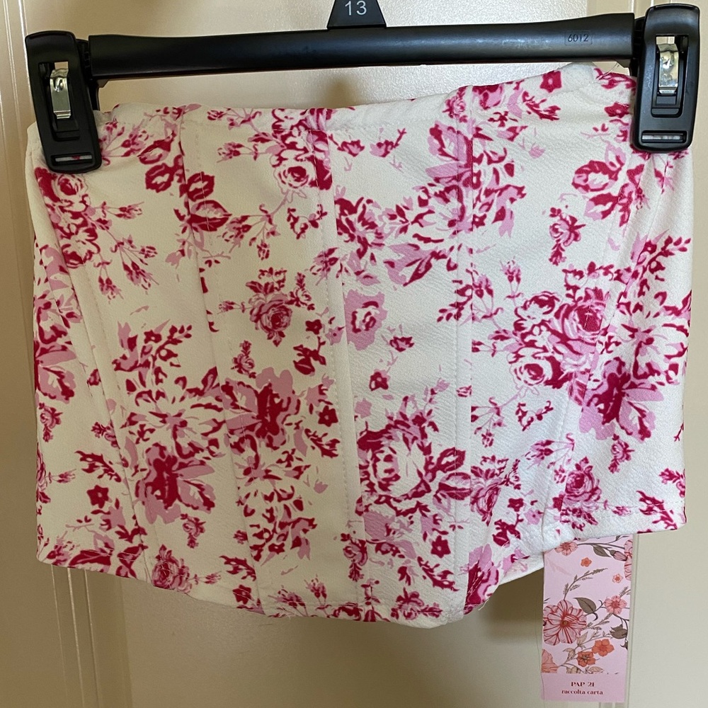 Listed as size M but fits closer to L in my opinion. Pink floral corset-like top